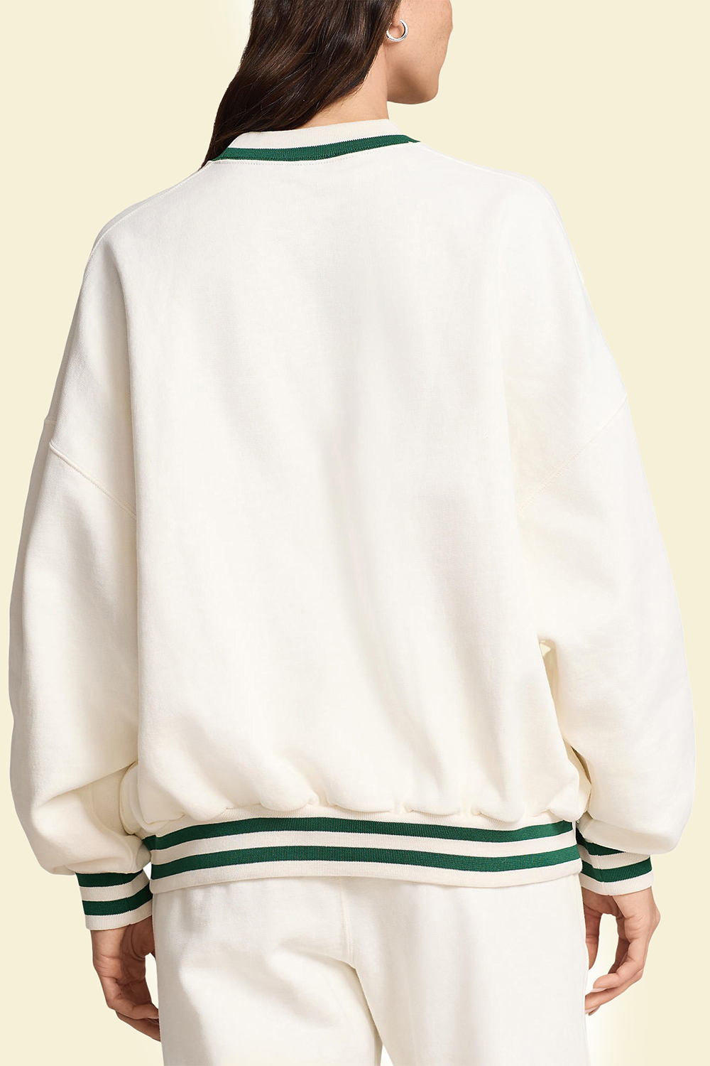 תמונת דוגמן אחורית של סווטשירט עם צווארון מעוגל