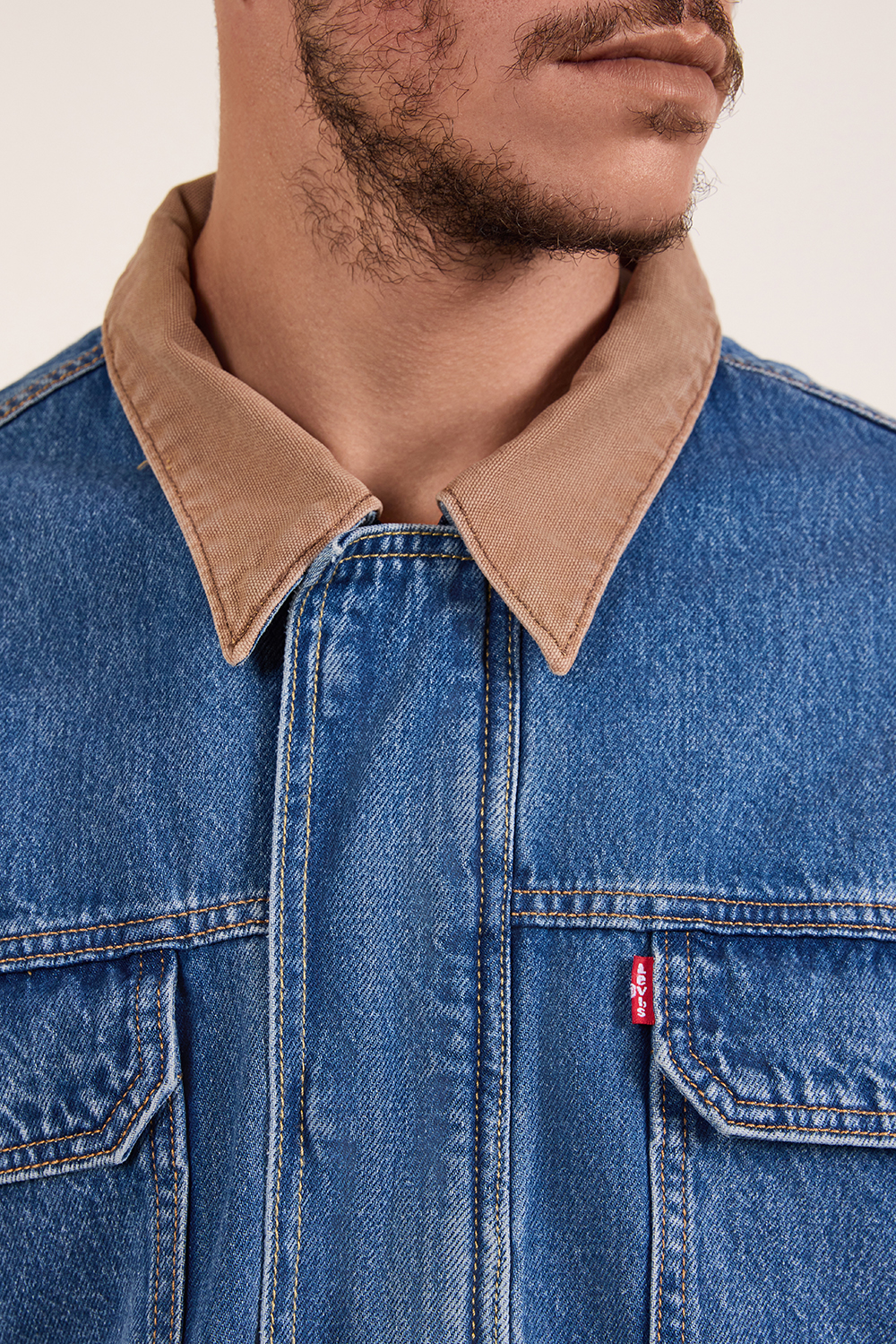 תמונת תקריב דוגמן של ז'קט ג'ינס