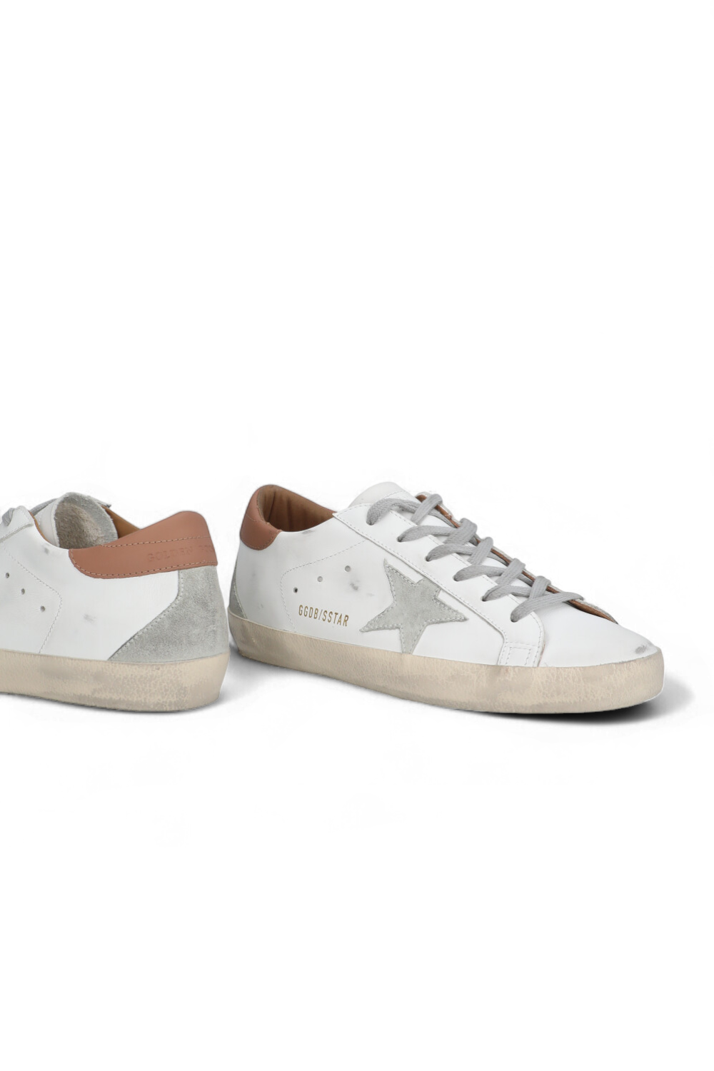 תמונת תקריב של נעלי סניקרס