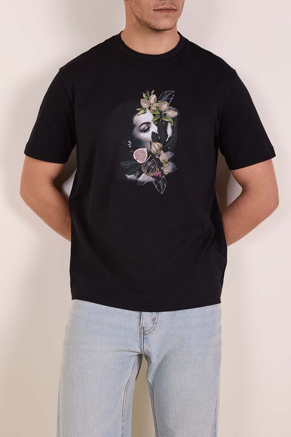 תמונת דוגמן קידמית של חולצת טי עם הדפס