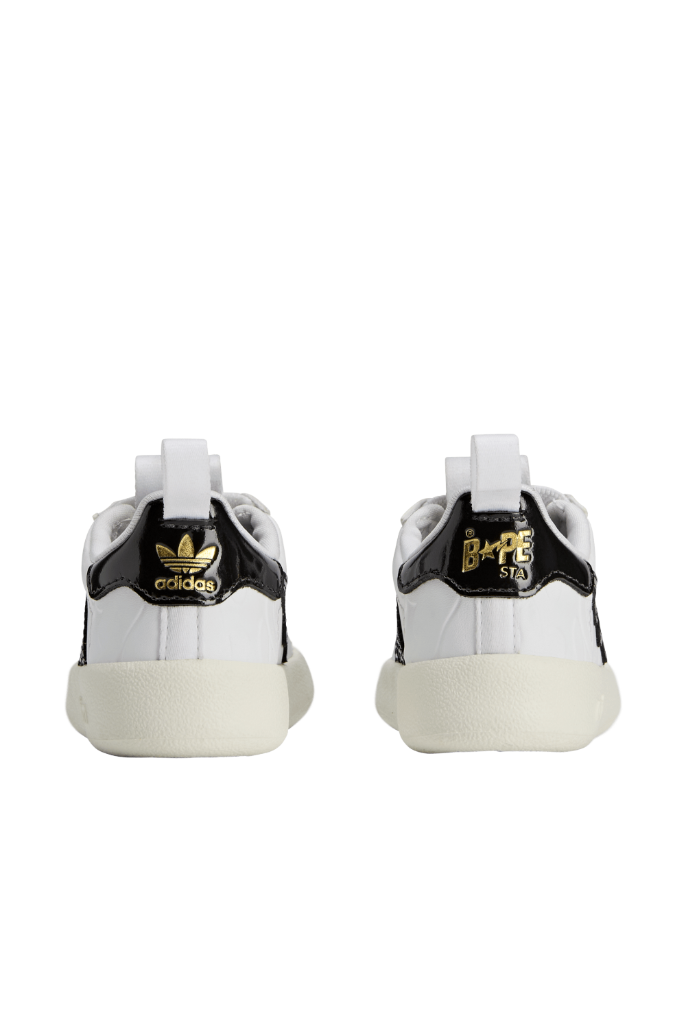 תמונת תקריב של אדידס X ביאפ נעלי סניקרס סופרסטאר