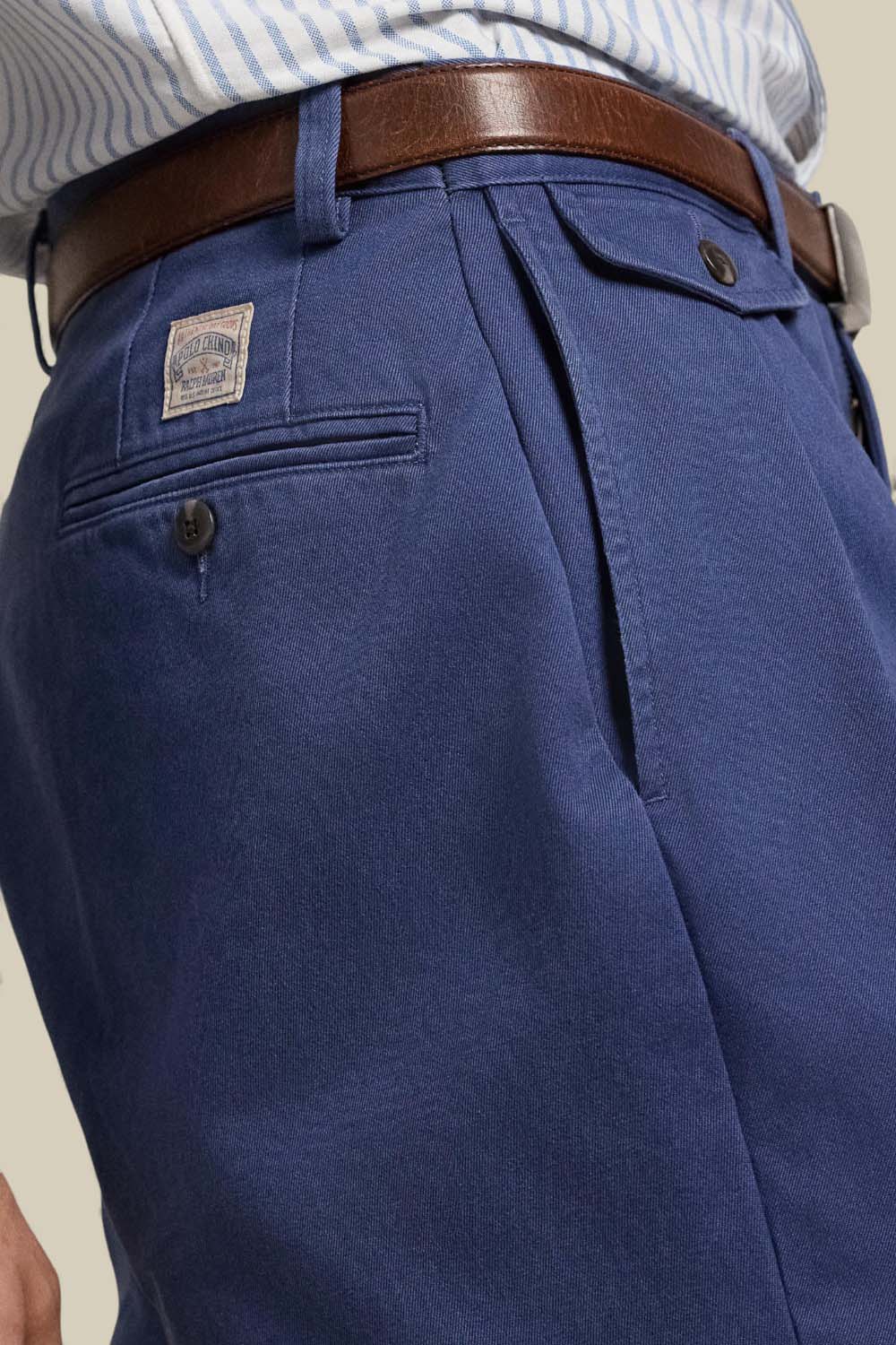 תמונת תקריב דוגמן של מכנסי צ'ינו