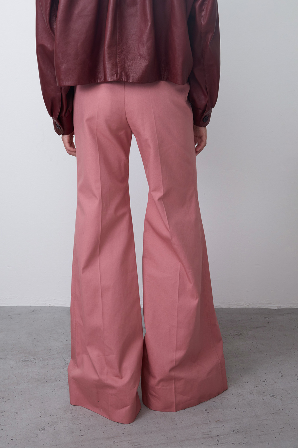 תמונת דוגמן אחורית של מכנסיים מתרחבים