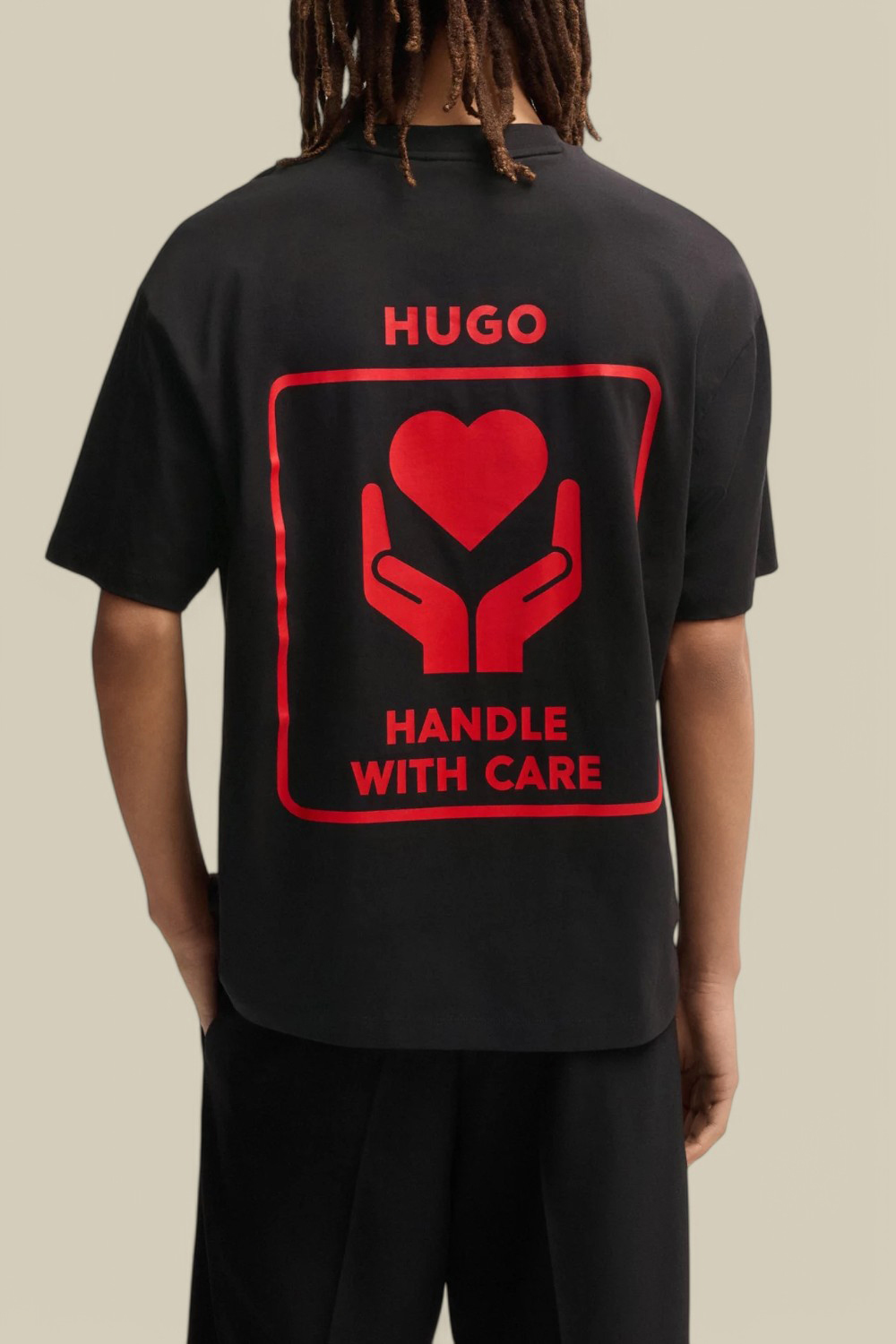 תמונת דוגמן אחורית של חולצת טי עם הדפס