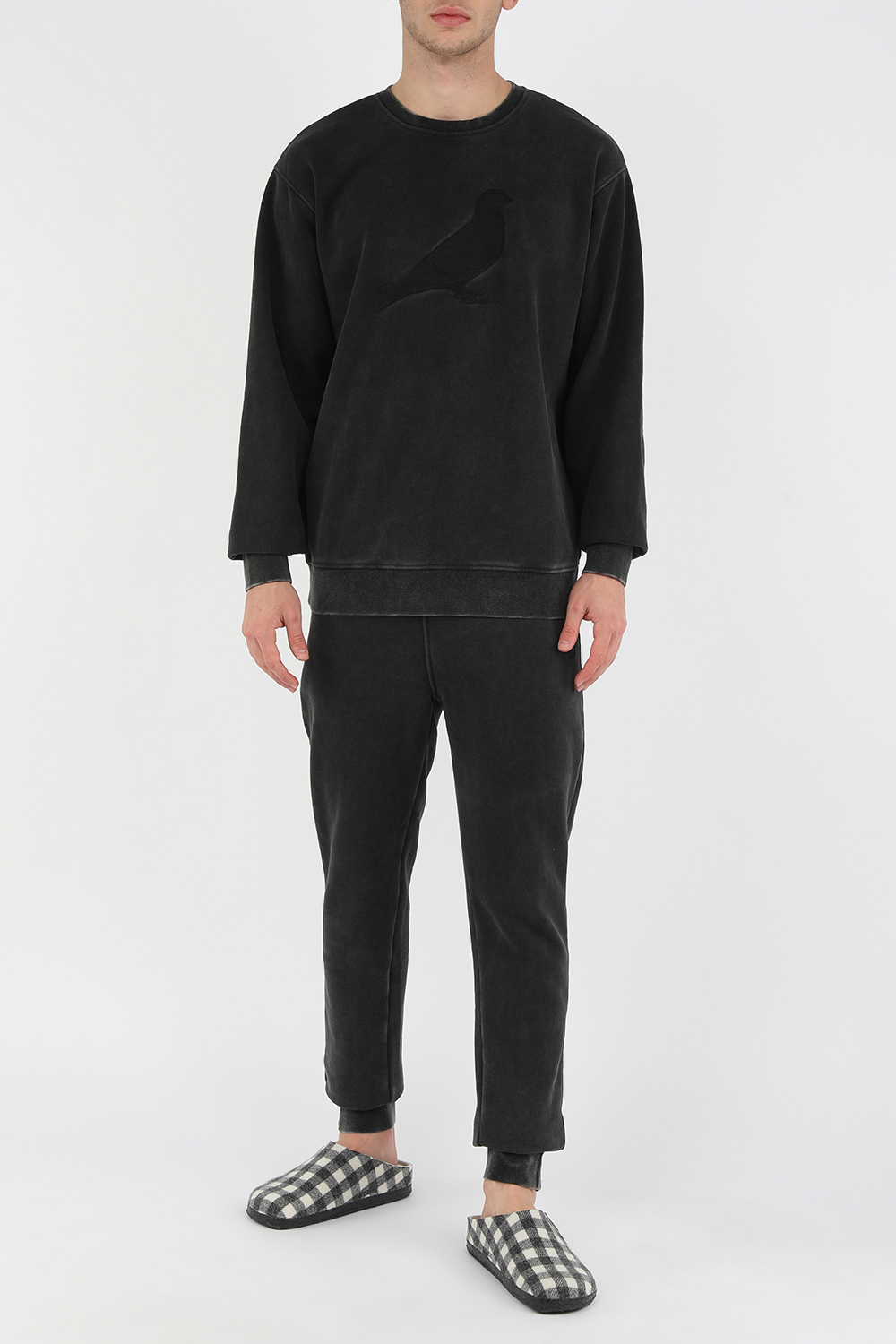 תמונת דוגמן קידמית של נעלי בית מצמר בגווני שחור ולבן