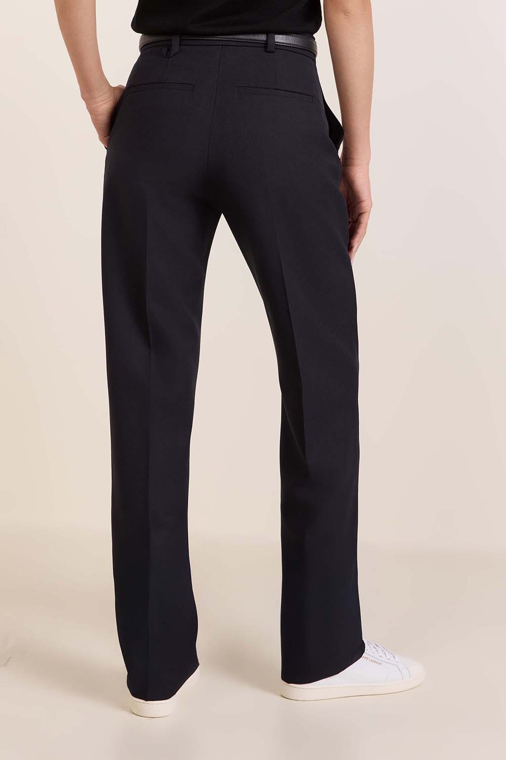 תמונת דוגמן אחורית של מכנסי צמר