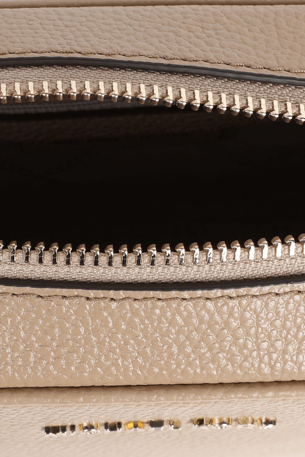 תמונת פנים של תיק קאמרה בצבע קאמל