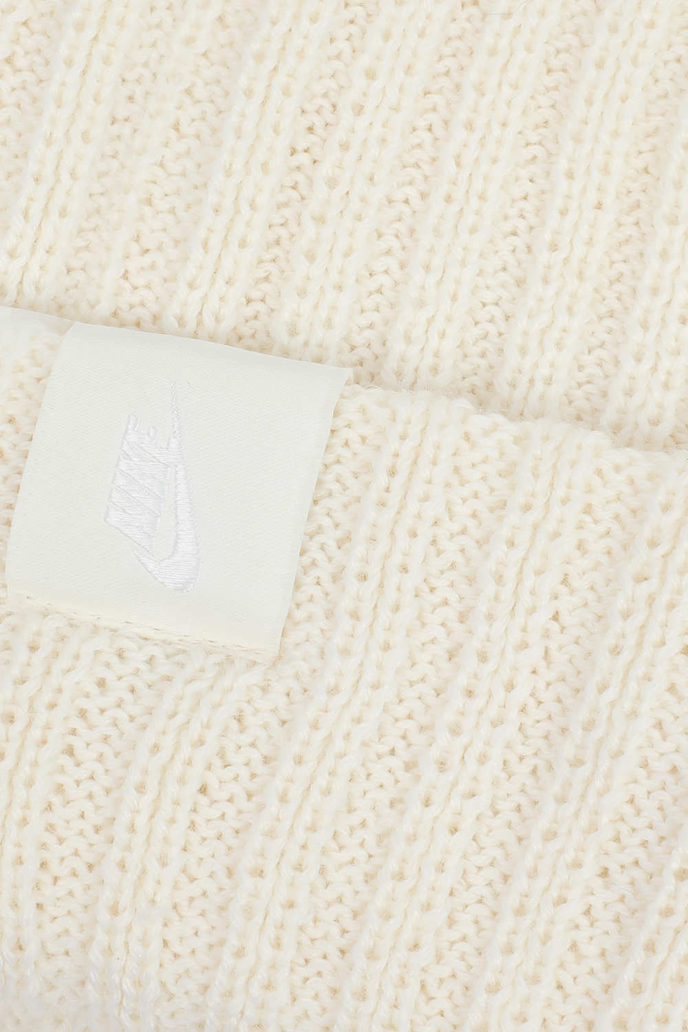 תמונת תקריב של כובע גרב לבן עם תגית ממותגת