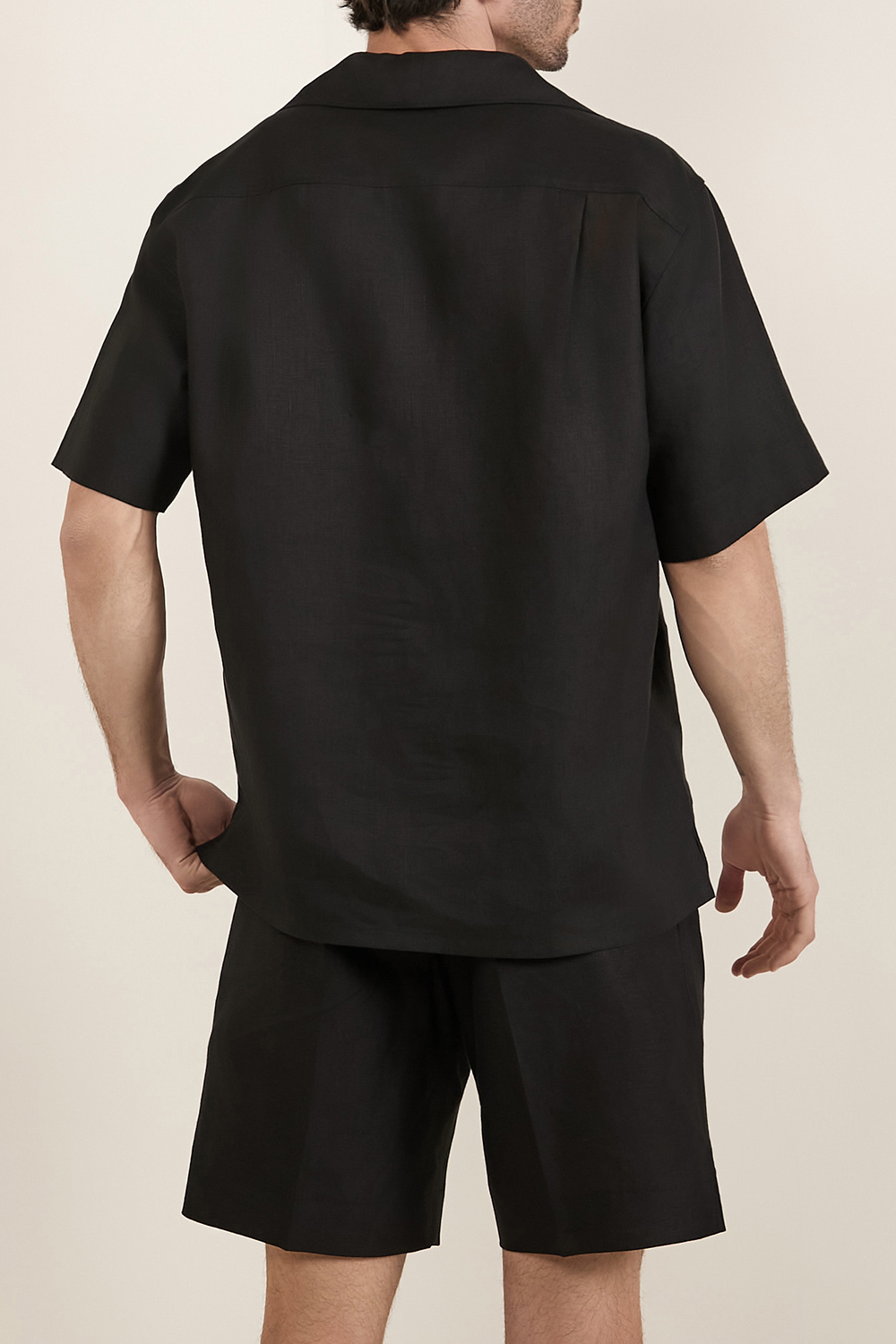 תמונת דוגמן אחורית של חולצה קצרה מפשתן