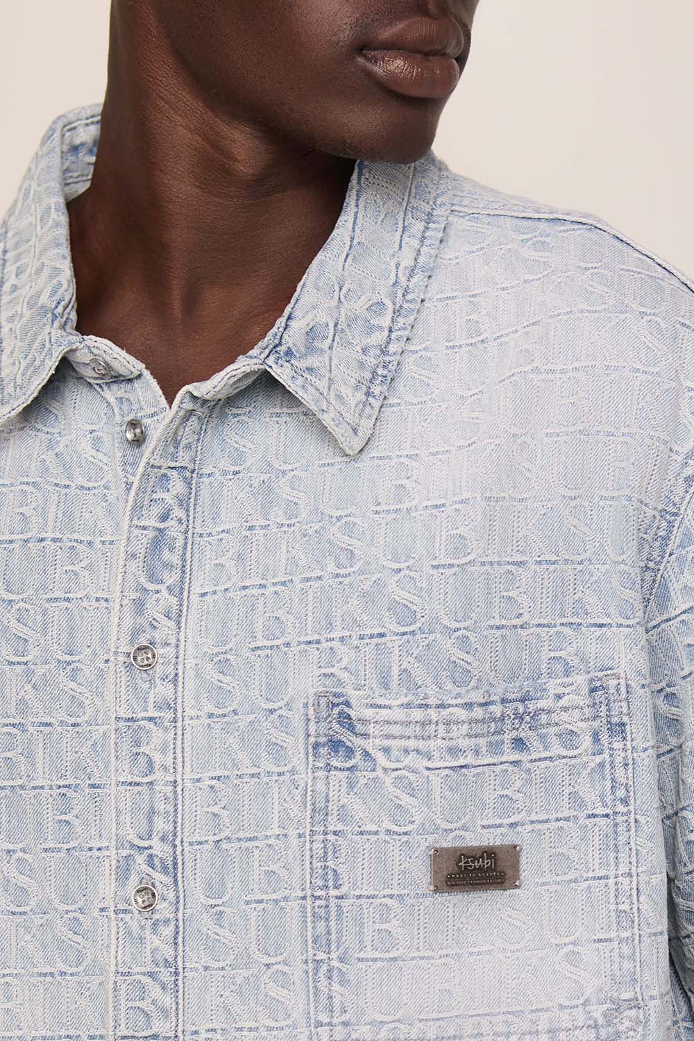 תמונת דוגמן אחורית של חולצת כפתורים