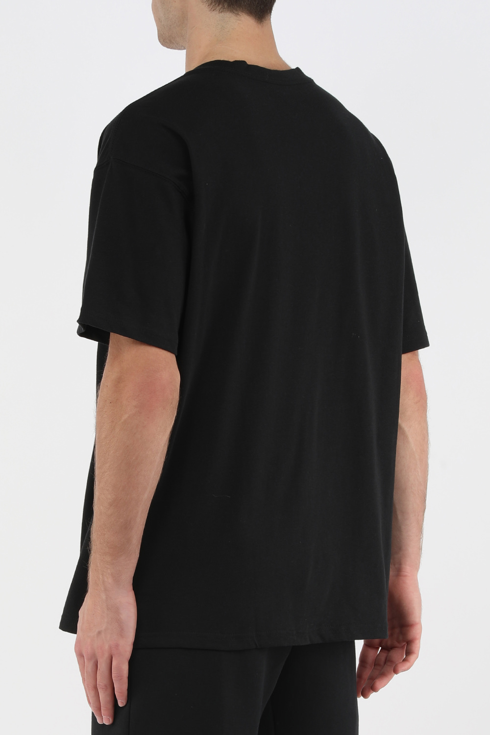 תמונת דוגמן אחורית של טי שירט קצרה עם לוגו פוטבול בגוון שחור