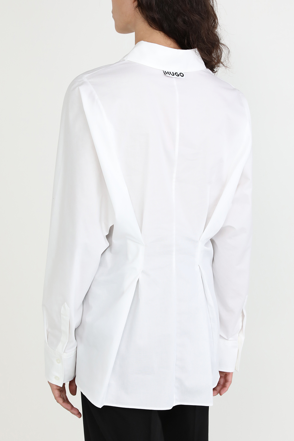 תמונת דוגמן אחורית של חולצה מכופתרת עם מותניים צרים