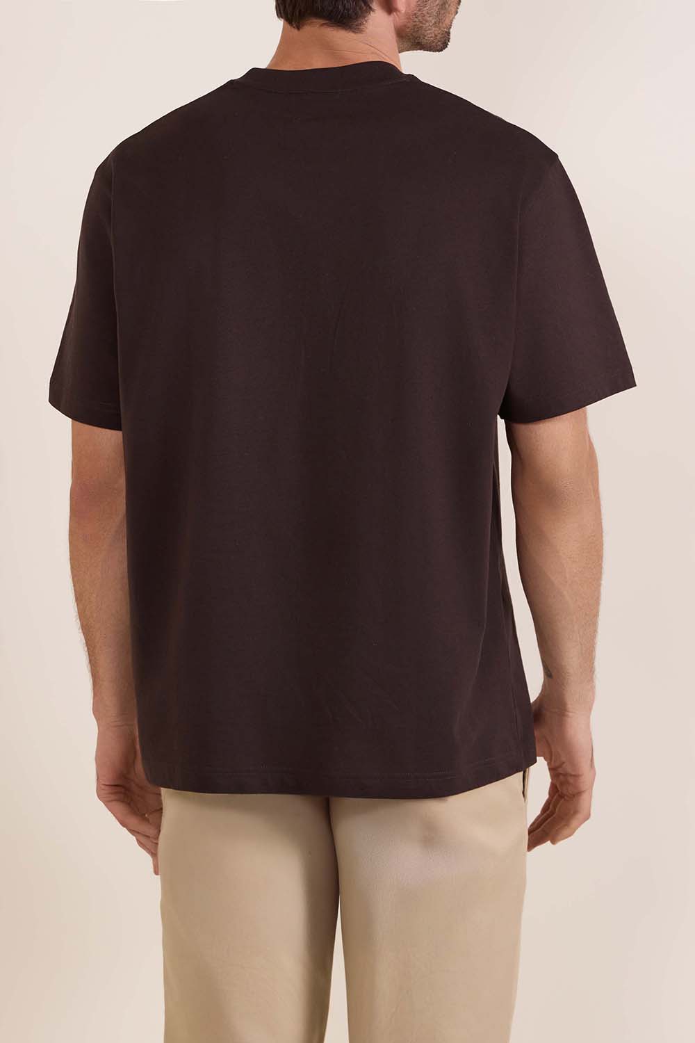 תמונת דוגמן אחורית של חולצת טי