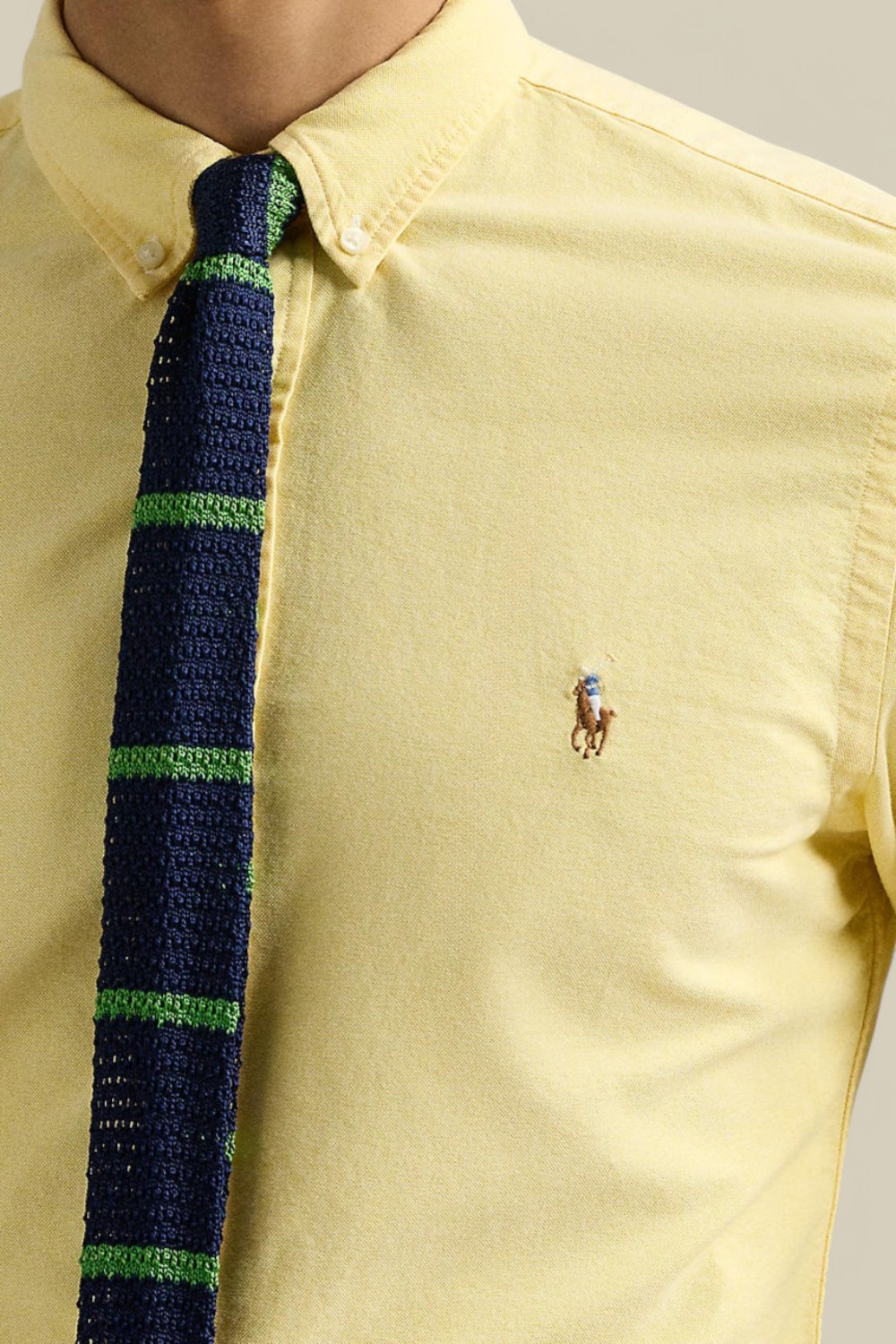 תמונת תקריב דוגמן של חולצת כפתורים  ארוכה