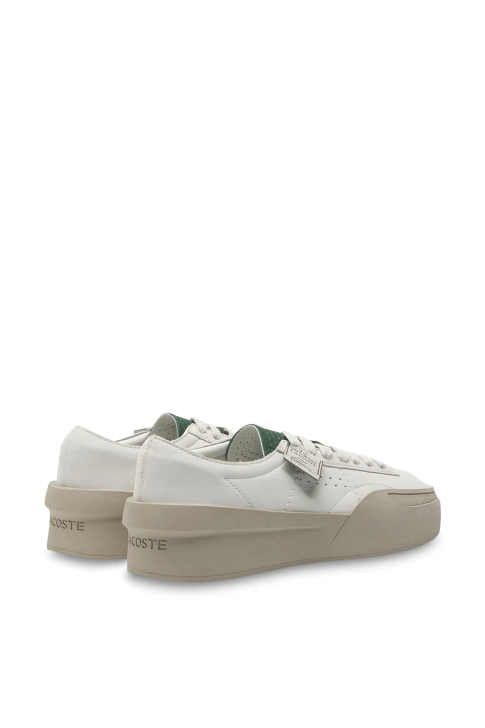 תמונת תקריב של נעלי סניקרס אורה קלאב