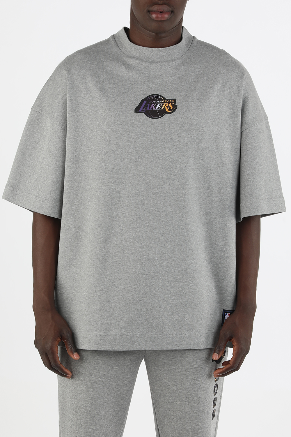 תמונת דוגמן קידמית של בוס X אן-בי-איי טי שירט לייקרס בגוון אפור