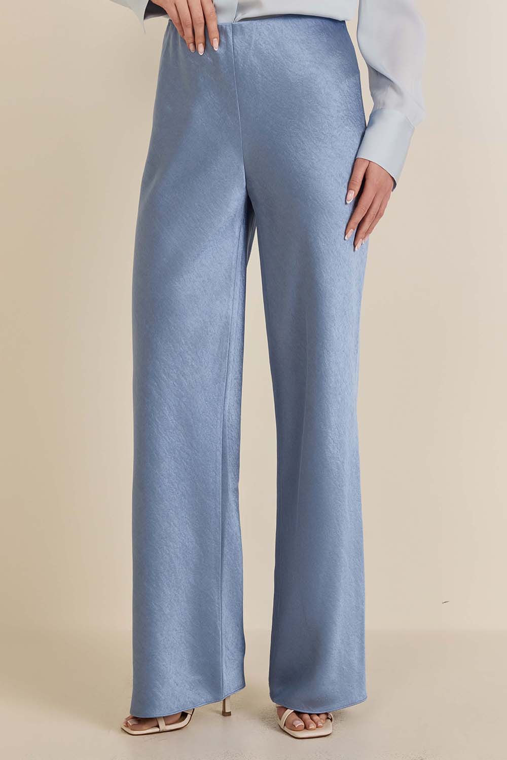 תמונת דוגמן קידמית של מכנסי סאטן בגזרה גבוהה