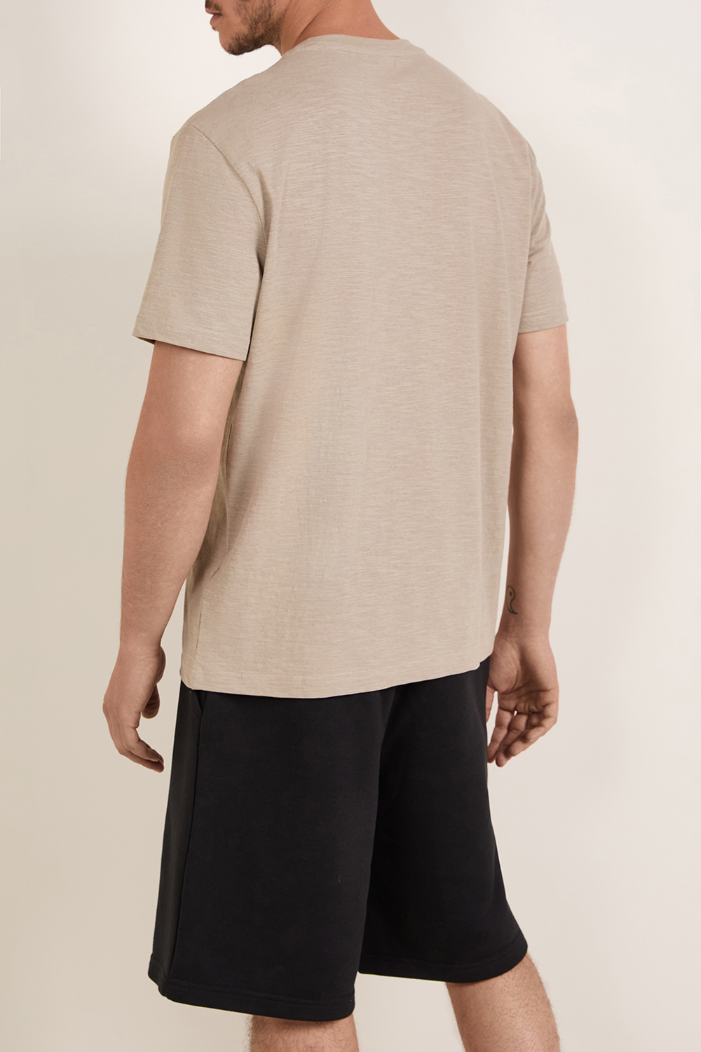 תמונת דוגמן אחורית של חולצת טי