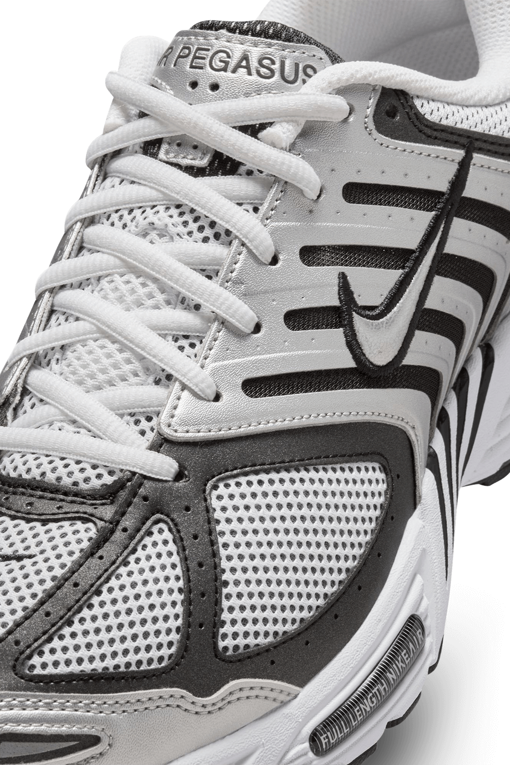 תמונת תקריב של נעלי סניקרס נייקי אייר פגסוס 2005