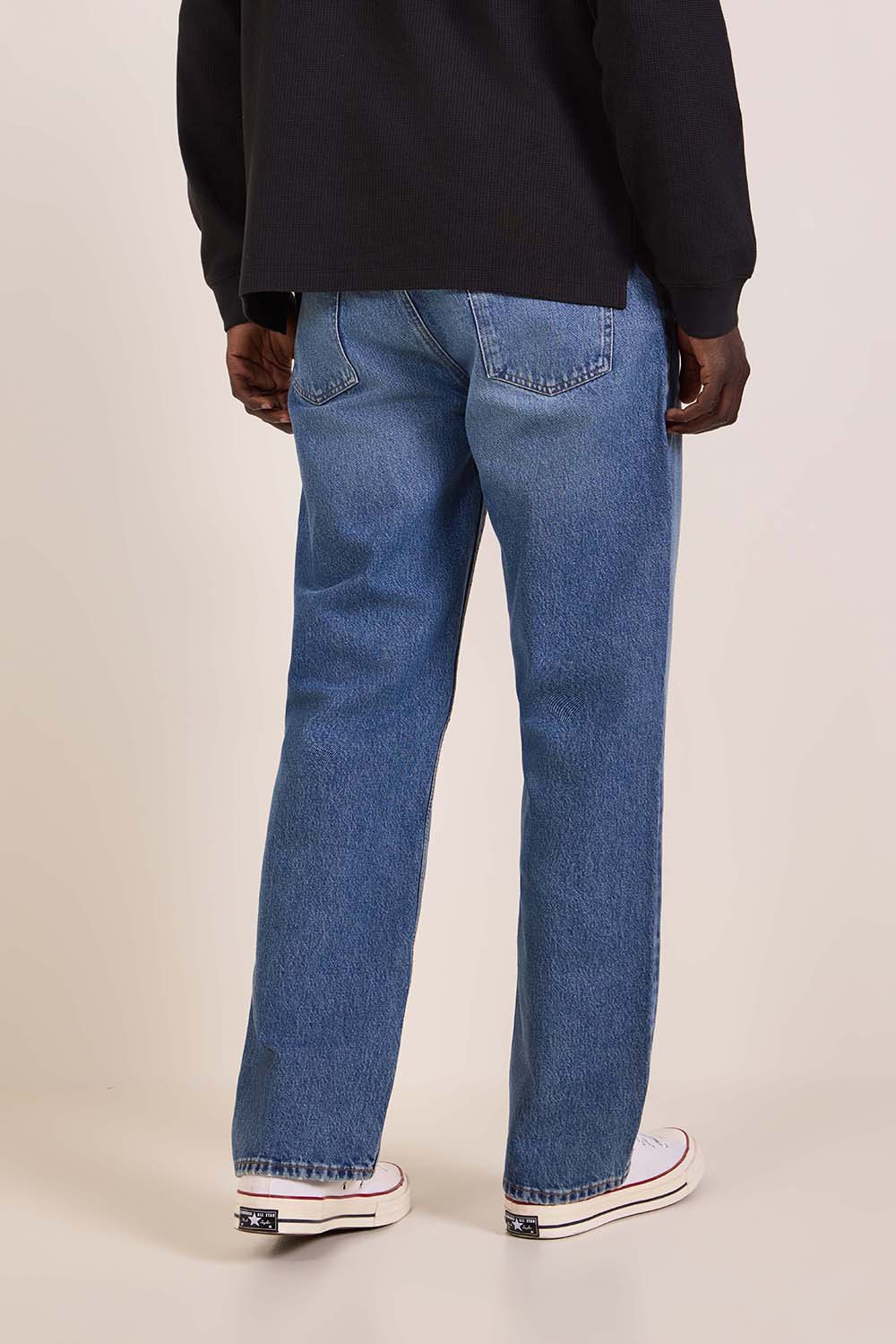 תמונת דוגמן אחורית של מכנסי ג'ינס בגזרה ישרה