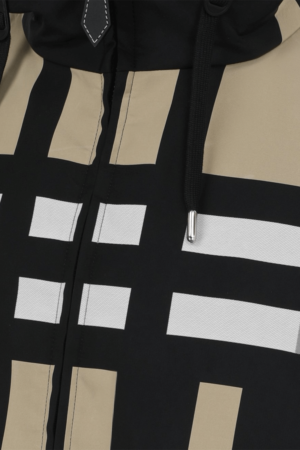 תמונת תקריב של ז'קט סטנפורד קולורבלוק עם הדפס משבצות