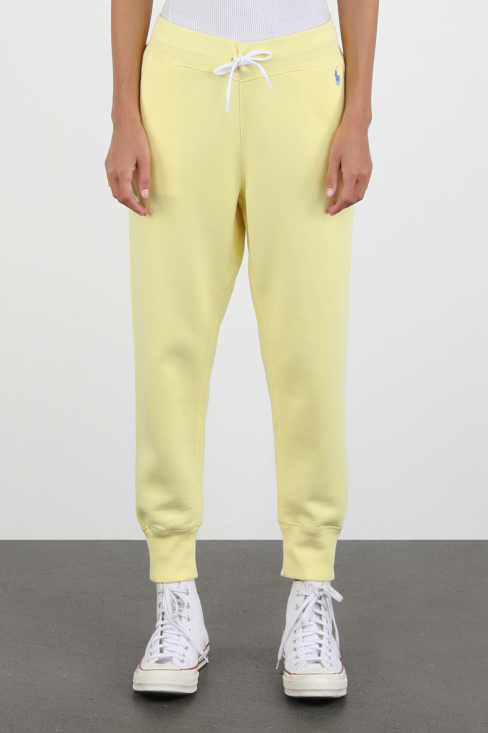 תמונת דוגמן קידמית של Ankle Sweatpants in Light Yellow