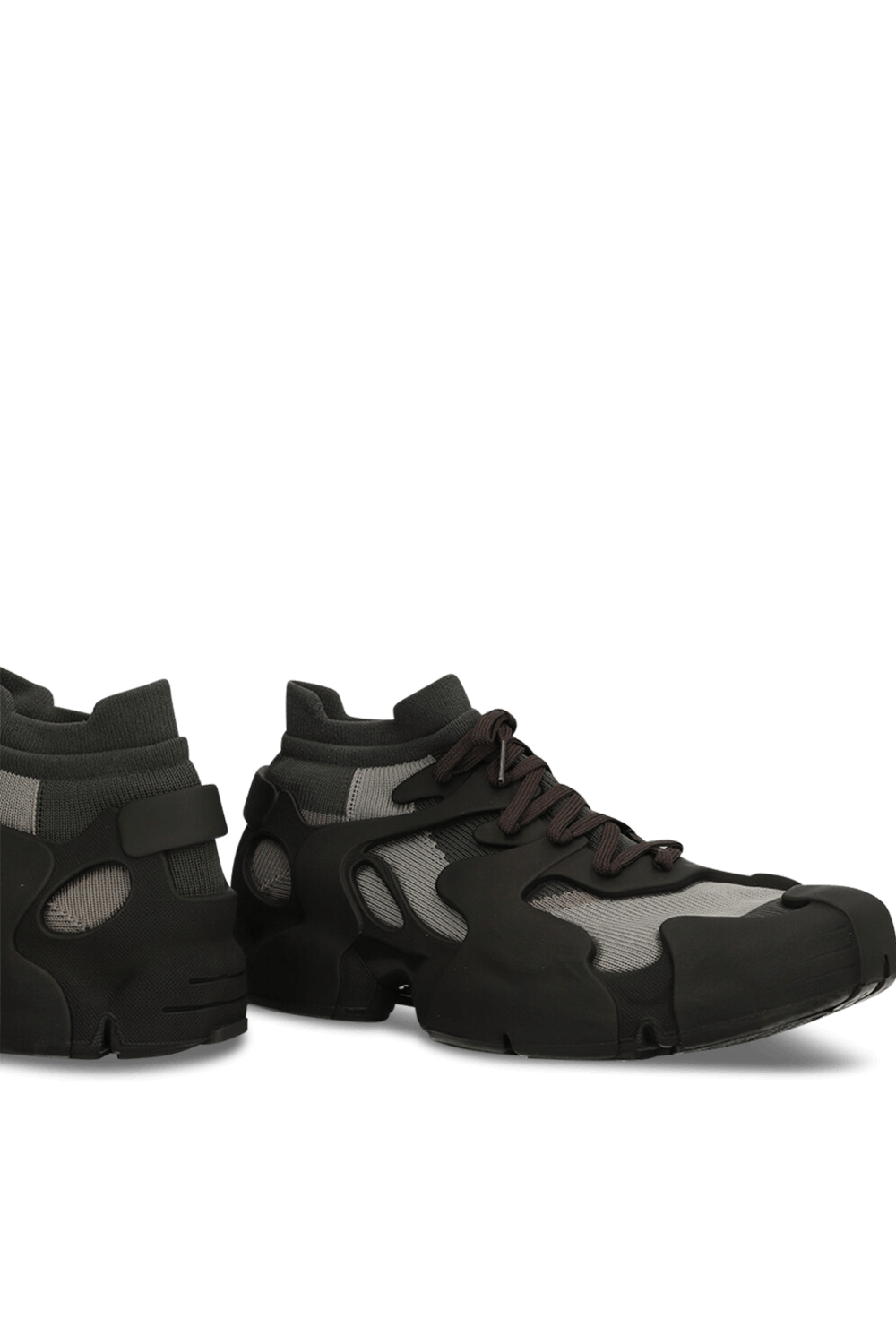 תמונת תקריב של נעלי סניקרס גרב