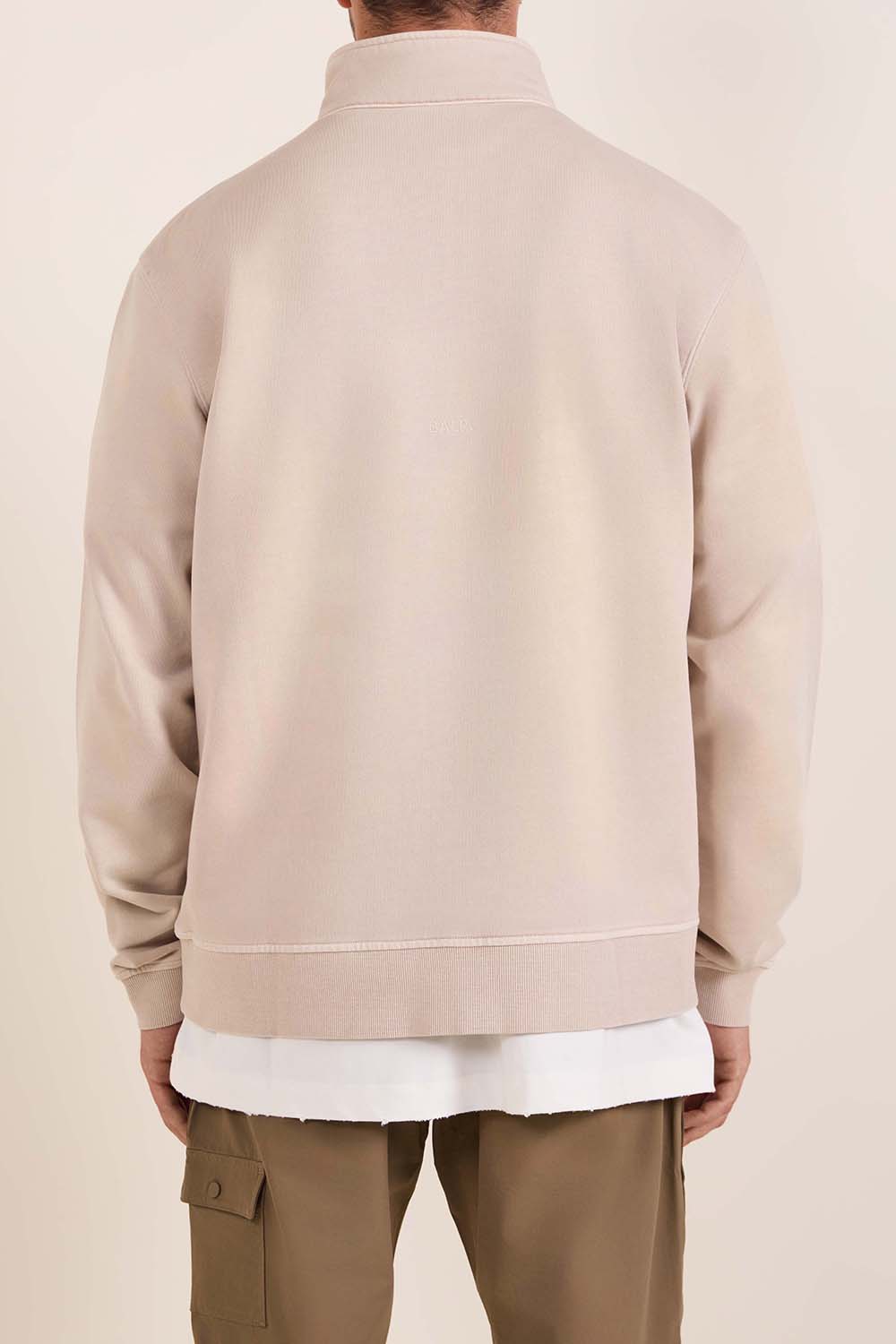 תמונת דוגמן אחורית של סווטשירט עם רוכסן