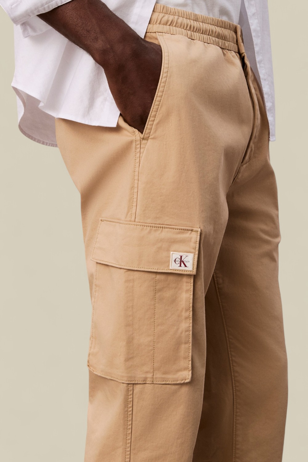 תמונת תקריב דוגמן של מכנסי קרגו סקיני