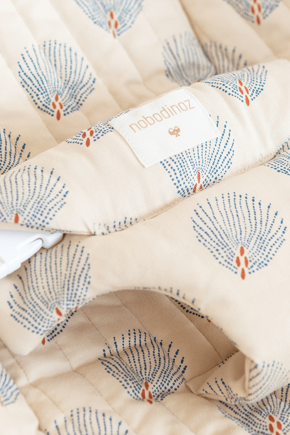 תמונת תקריב של כיסא נדנדה לתינוק בשילוב כותנה אורגנית