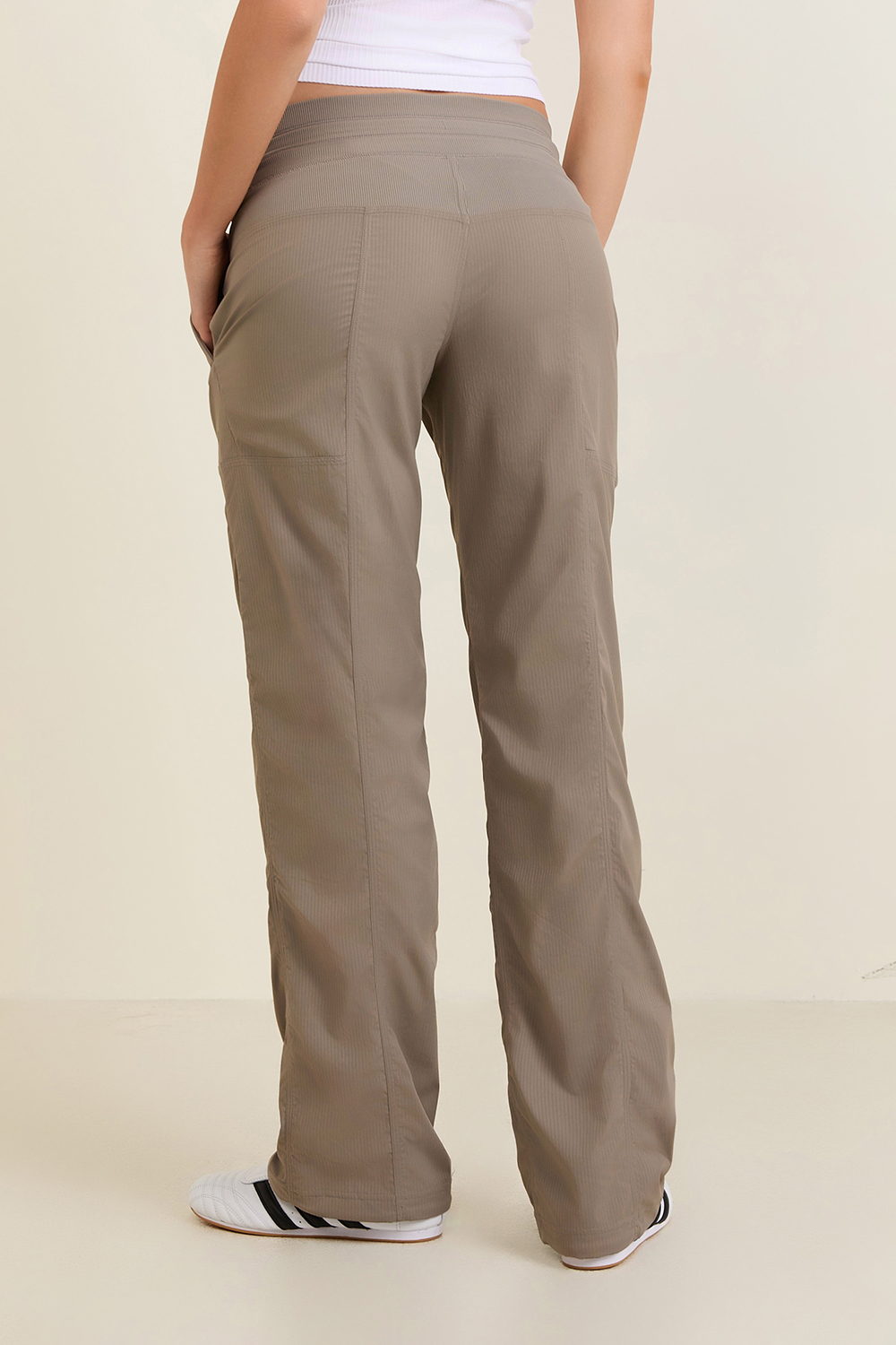תמונת דוגמן אחורית של Dance Studio Mid-Rise Pant *Regular