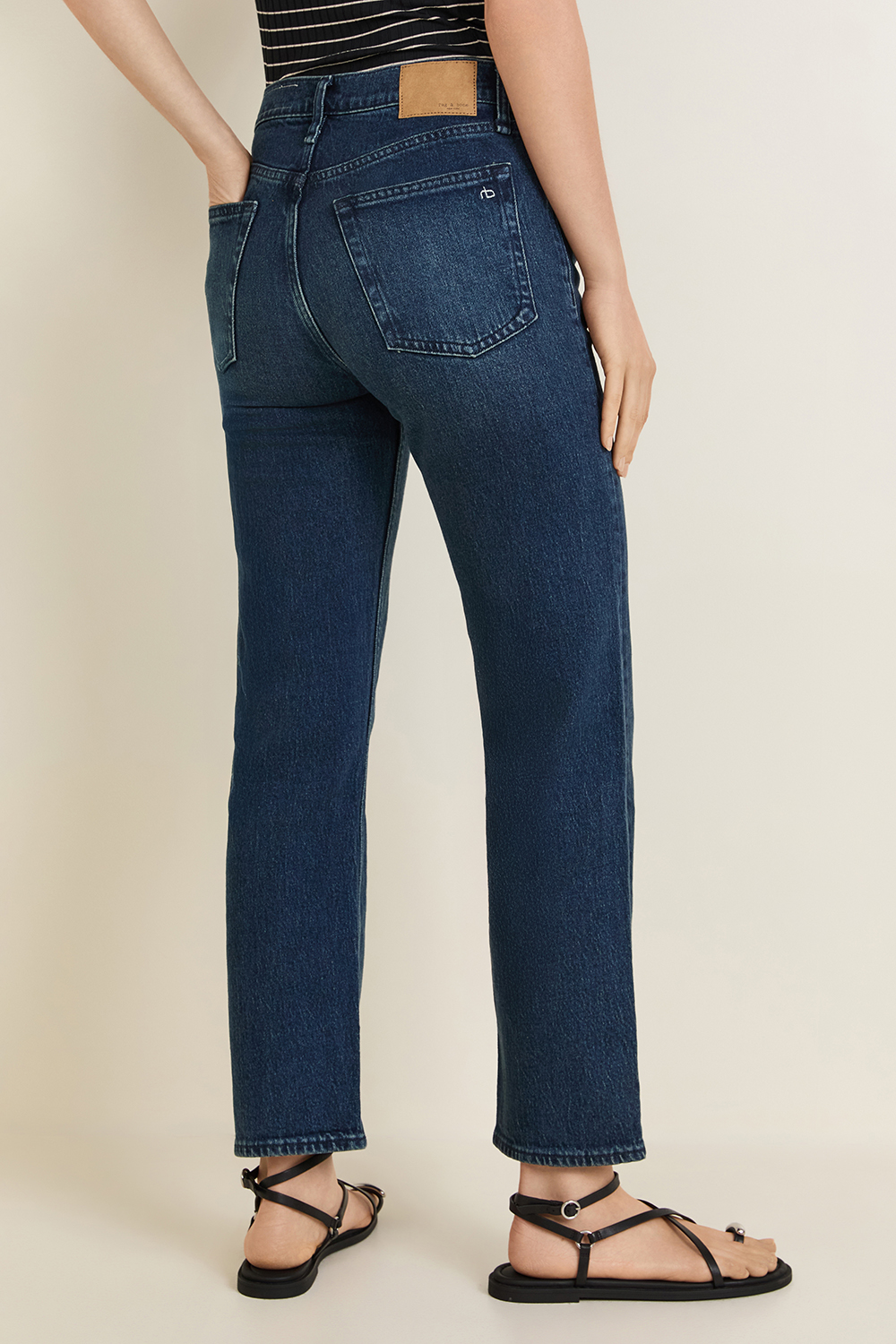 תמונת דוגמן אחורית של מכנסי ג'ינס בגזרה ישרה