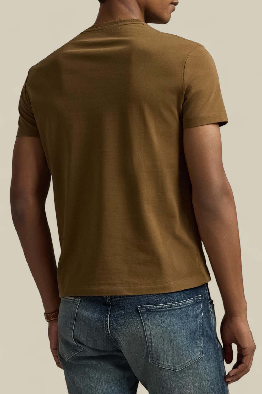 תמונת דוגמן אחורית של חולצת טי סלים פיט