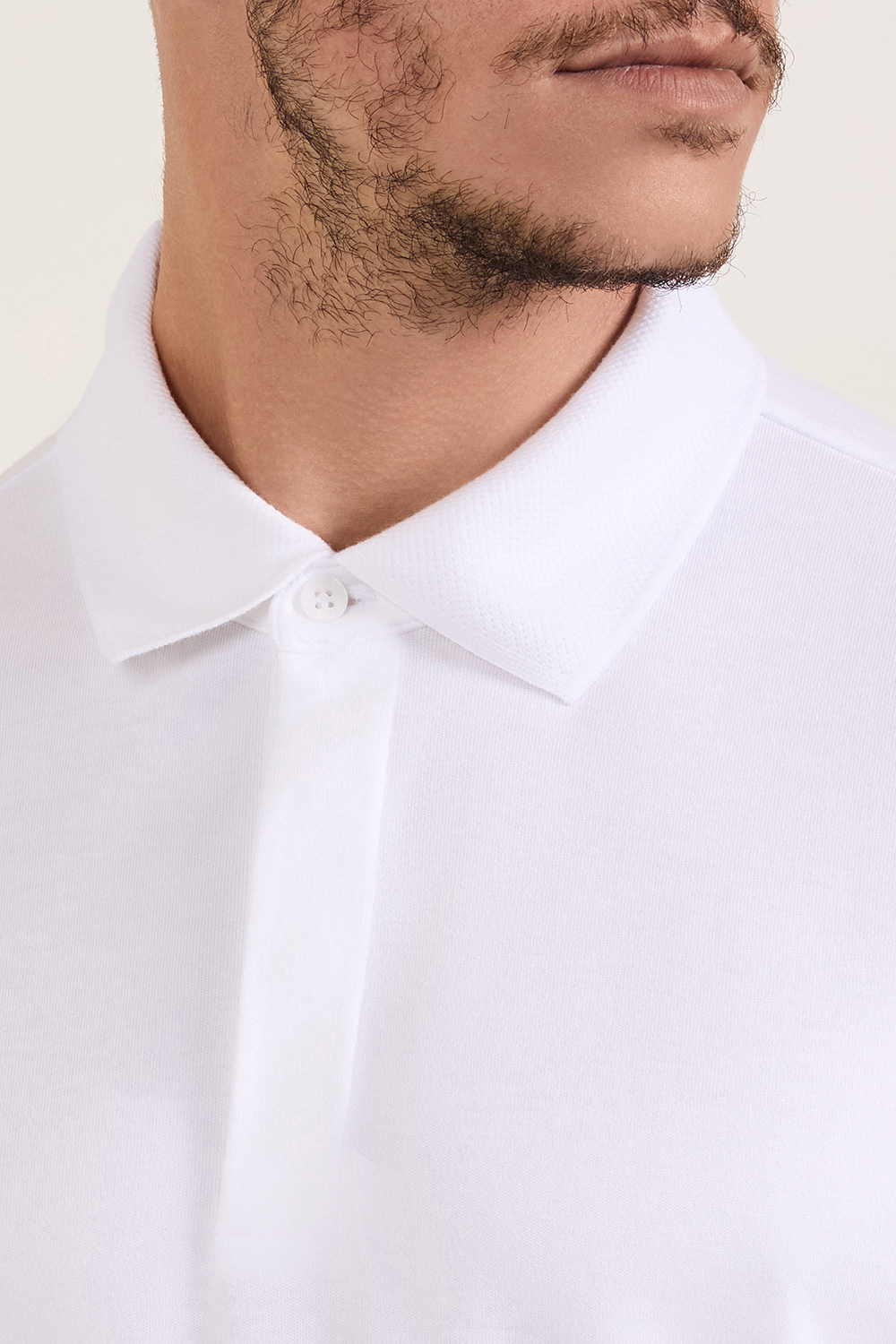 תמונת תקריב דוגמן של חולצת פולו