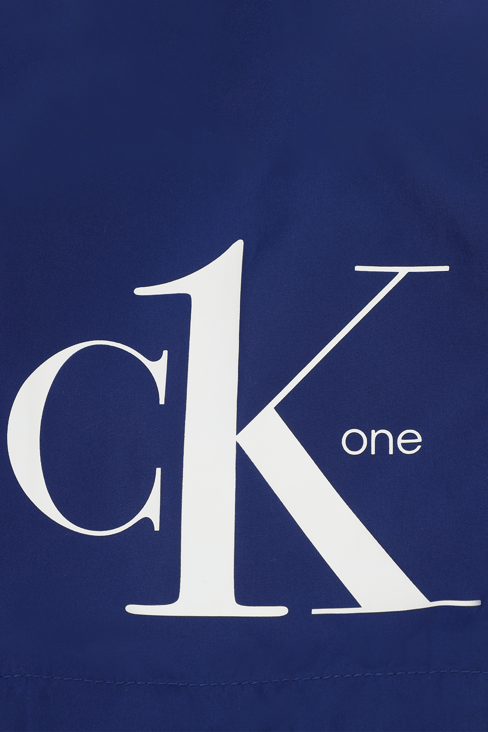 תמונה אחורית של גילאי 8-16 בגד ים כחול עם לוגו לבן