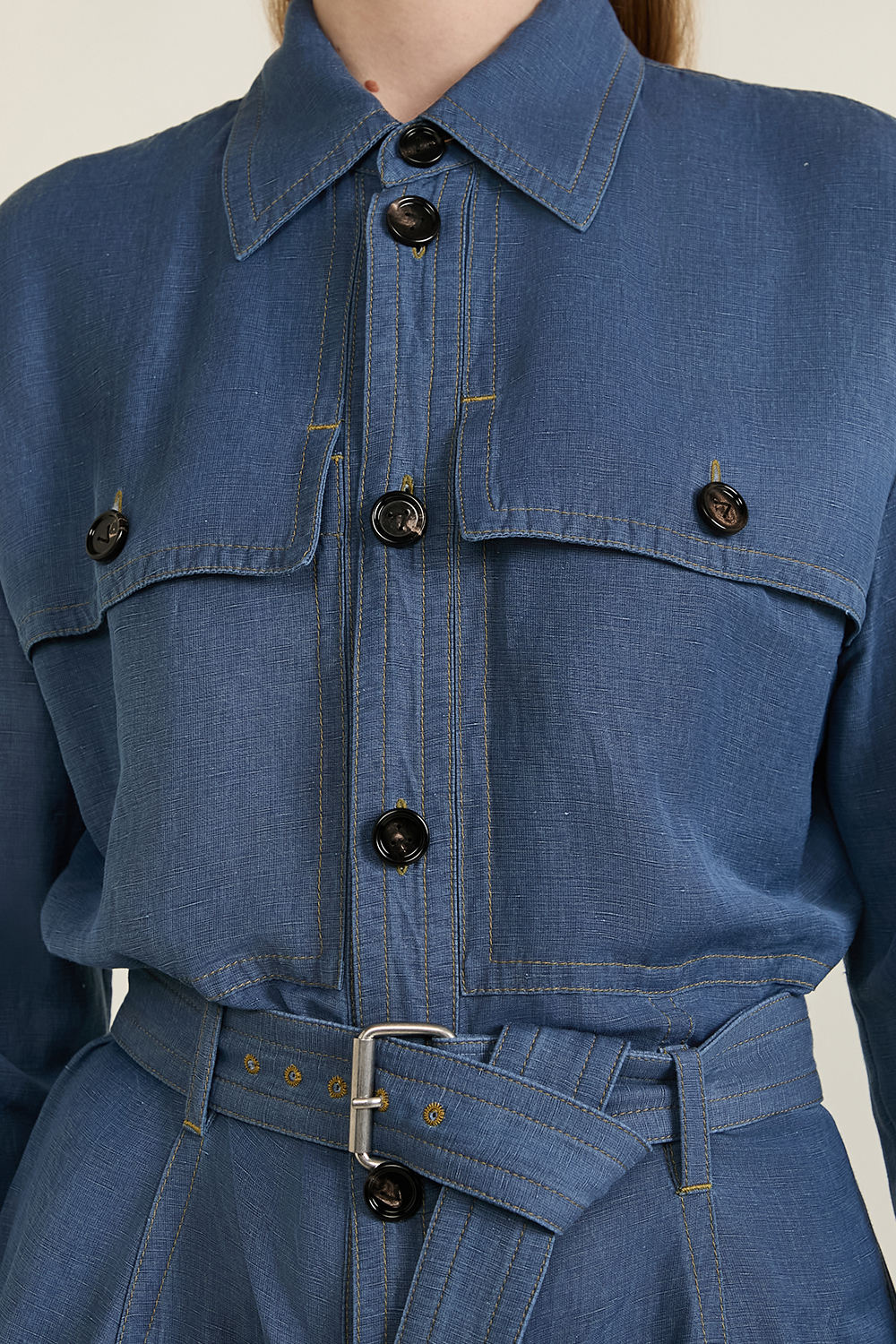 תמונת תקריב דוגמן של שמלת כפתורים במראה ג'ינס