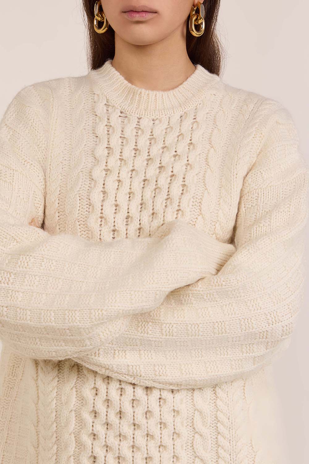 תמונת תקריב דוגמן של שמלת סריג מיני