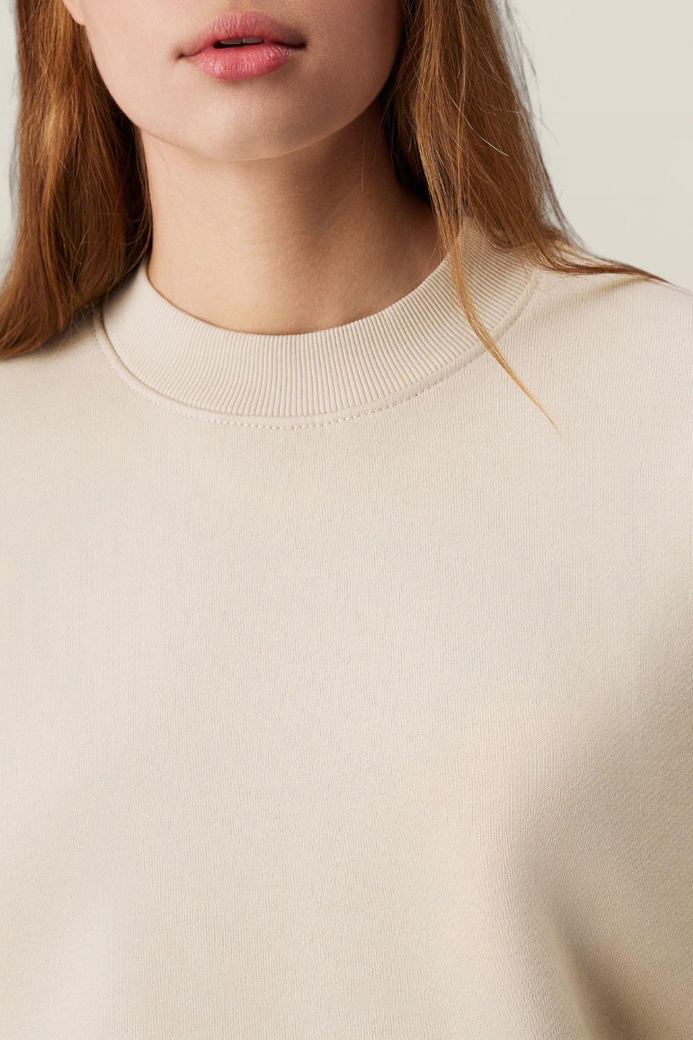 תמונת תקריב דוגמן של סווטשירט עם צווארון מעוגל