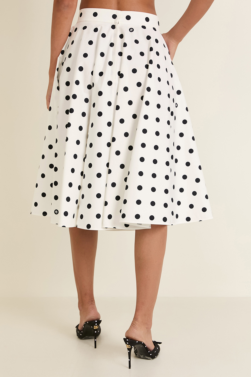 תמונת דוגמן אחורית של חצאית מידי