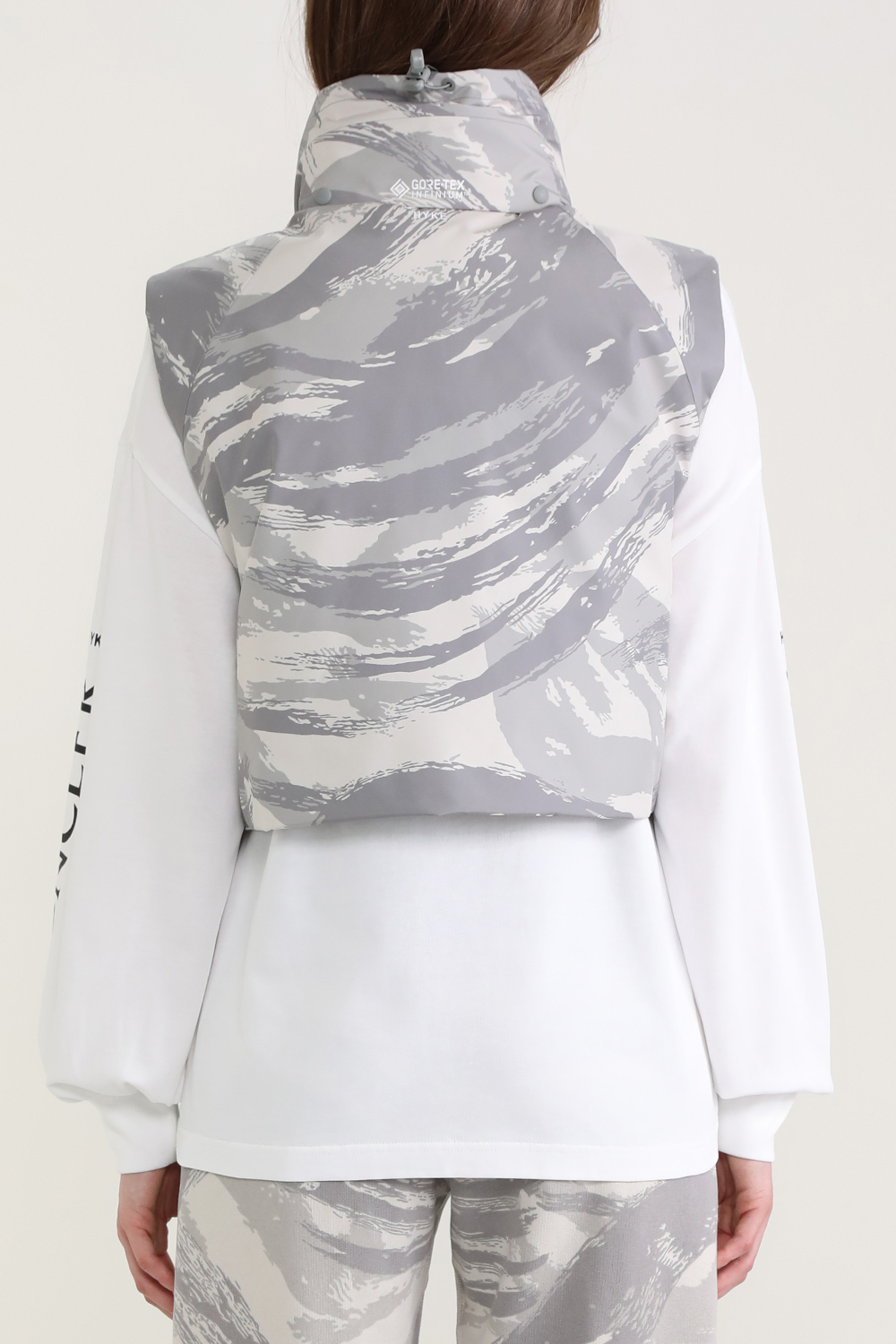 תמונת דוגמן אחורית של מונקלר X הייק וסט פוך בהדפס קמופלאז' 