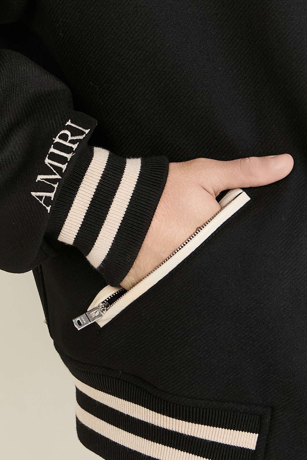 תמונת תקריב דוגמן של ז'קט בומבר