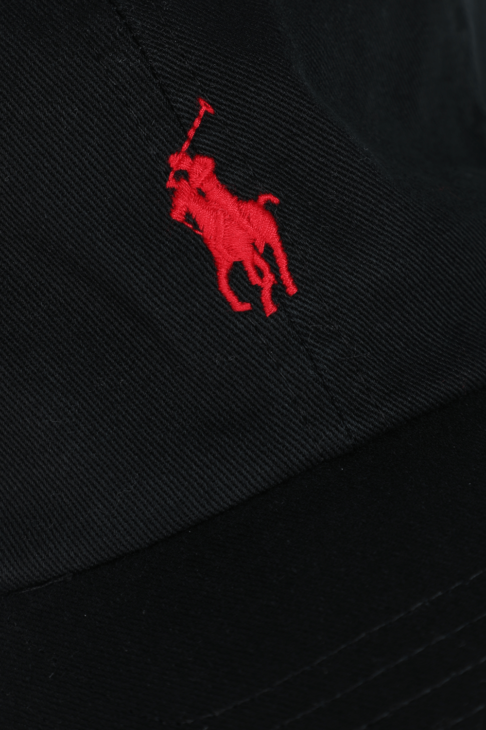 תמונת תקריב של כובע בייסבול שחור עם רקמת פרש פולו