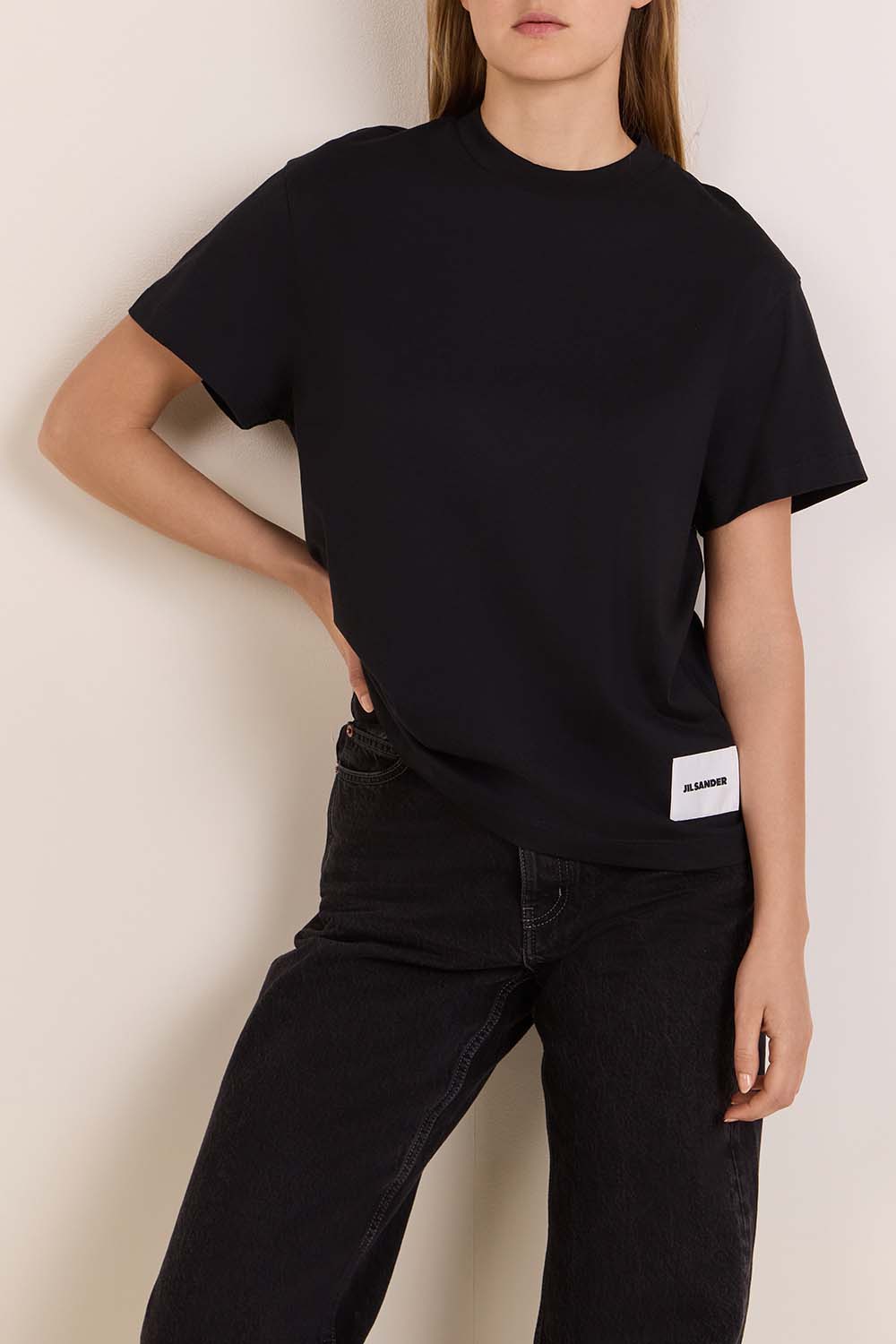 תמונת תקריב דוגמן של מארז שלוש חולצות טי