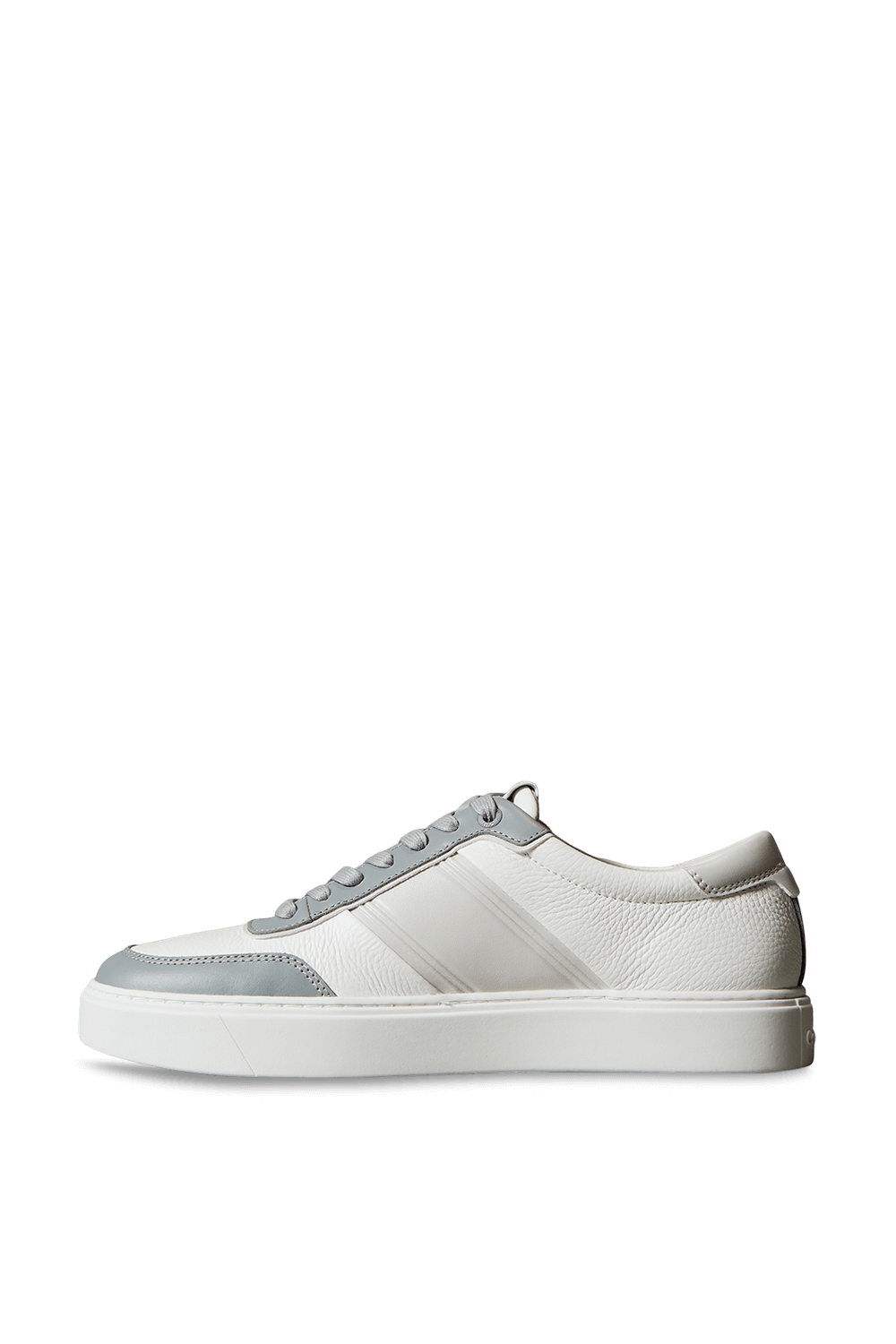 תמונה אחורית של נעלי סניקרס