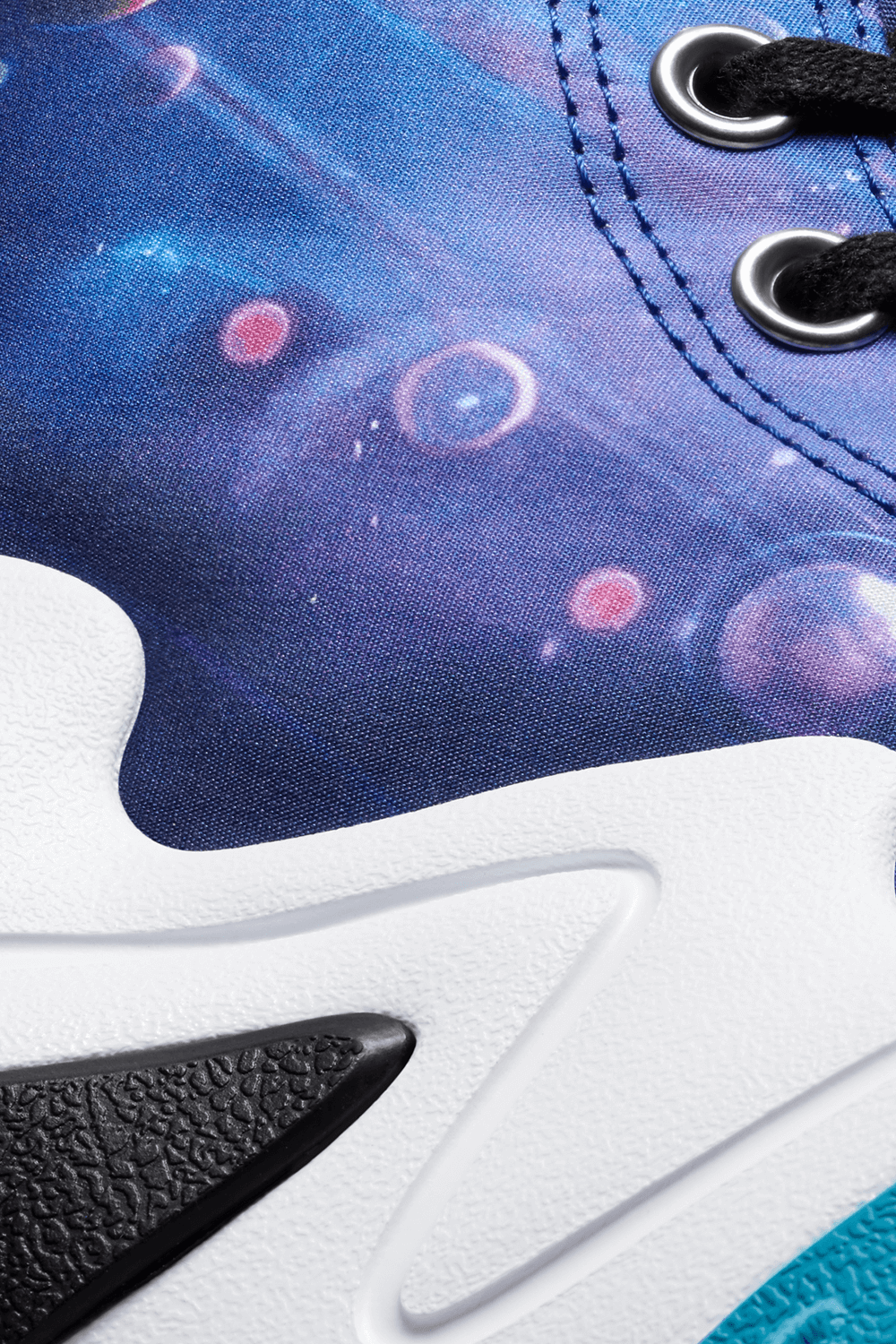 תמונת תקריב של Converse x Space Jam Run Star Motion in Multi