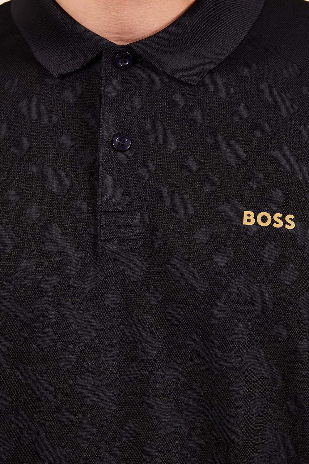 תמונת תקריב דוגמן של חולצת פולו