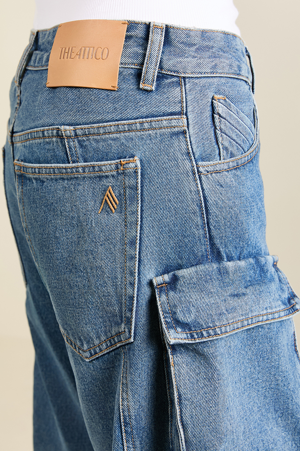 תמונת תקריב דוגמן של מכנסי ג'ינס קרגו פרן