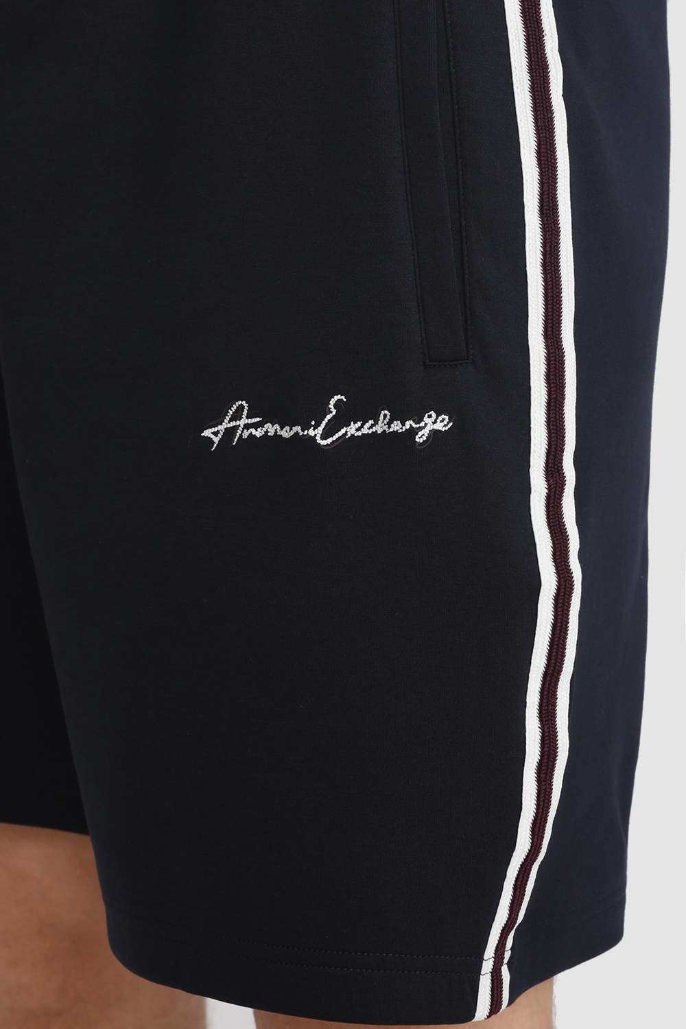 תמונת תקריב דוגמן של מכנסי ברמודה