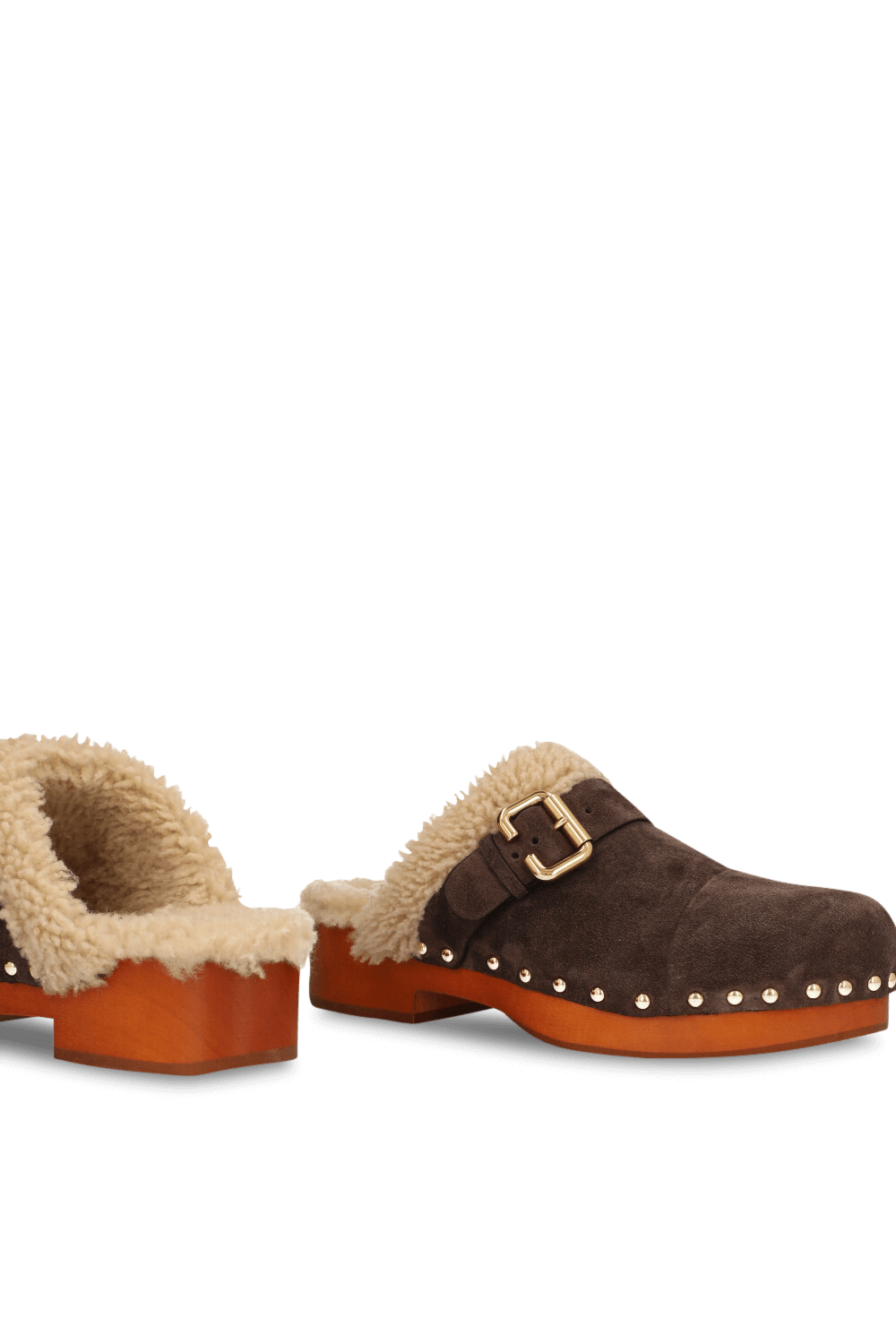 תמונת תקריב של כפכפי עץ