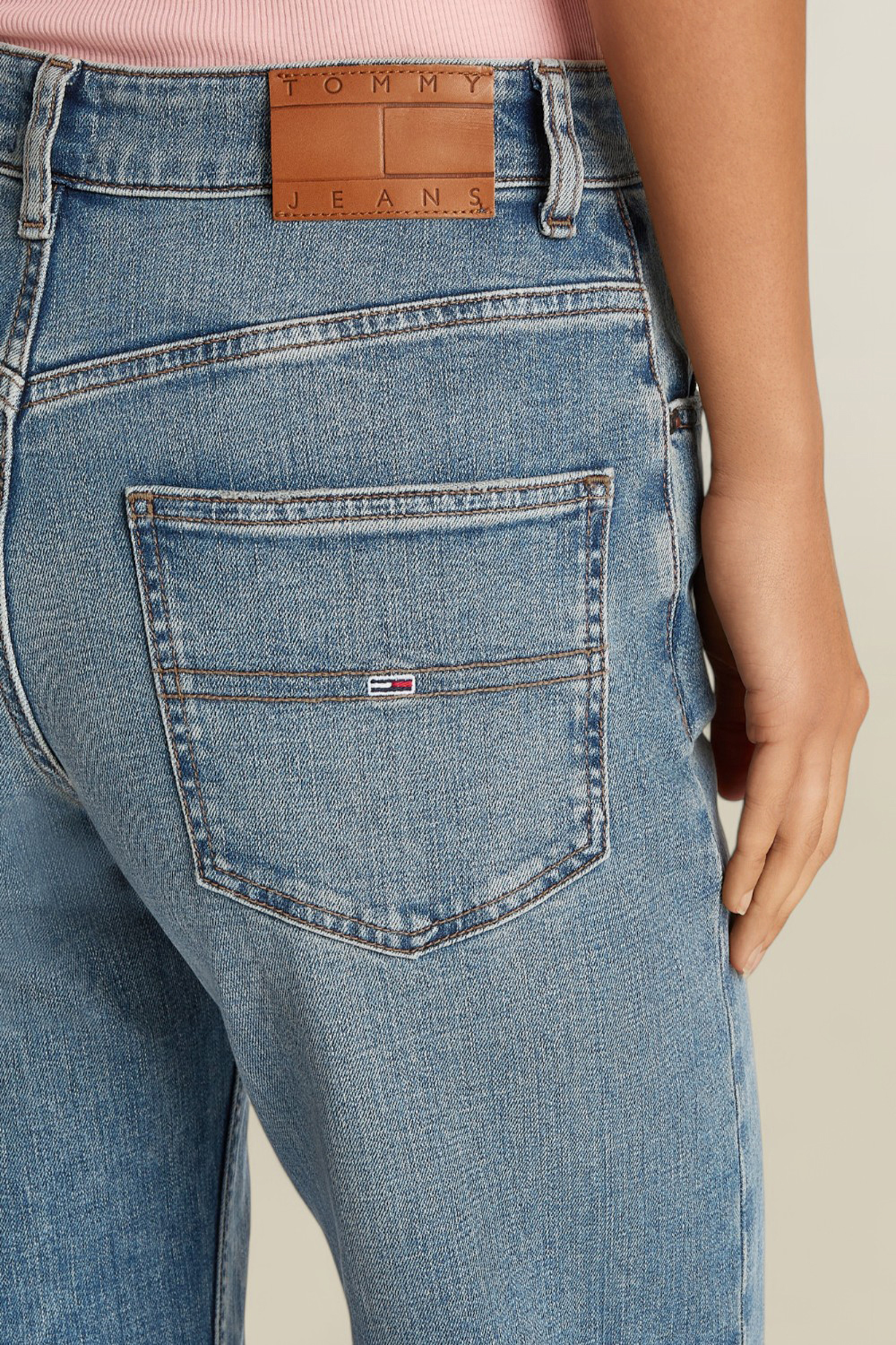 תמונת תקריב דוגמן של מכנסי ג'ינס בגזרה ישרה